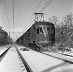 150958 Afbeelding van twee gekoppelde electrische treinstellen mat. 1946 van de N.S. in de (besneeuwde) omgeving van ...